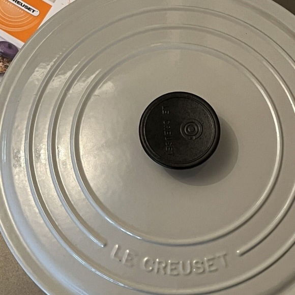 Le Creuset 5.5 qt Round Dutch Oven *NEW* Vapeur - Picture 3 of 5